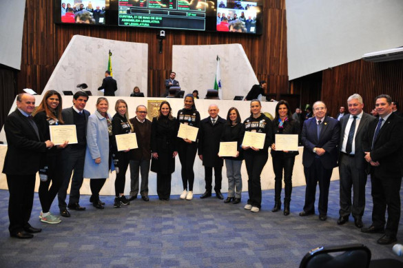 Assembleia presta homenagem à equipe feminina de vôlei do Curitiba Carob House, campeã da Superliga da Série B
