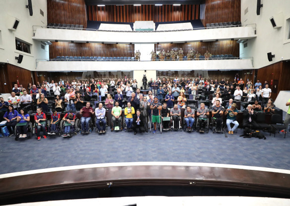 Atletas e técnicos do paradesporto paranaense são homenageados na Assembleia Legislativa
