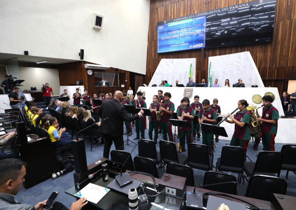 Assembleia Legislativa celebra o Dia Nacional da Educação com homenagem a professores e debate sobre o ensino