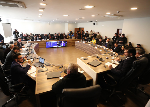Projeto do Executivo que institui o Programa Parceiro da Escola é aprovado na CCJ