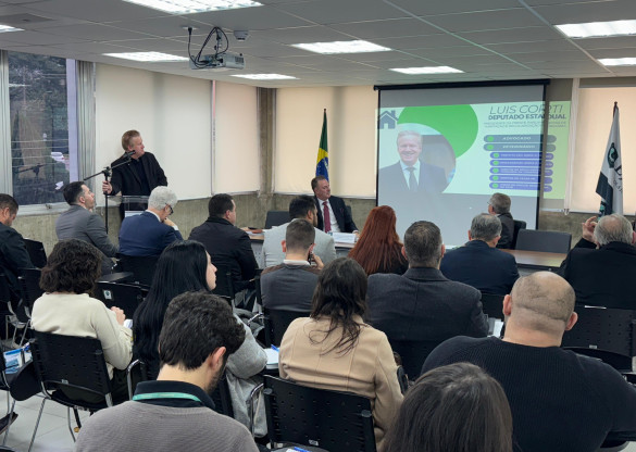 Deputado Luis Corti (PSB) debate regularização fundiária em seminário do TJPR