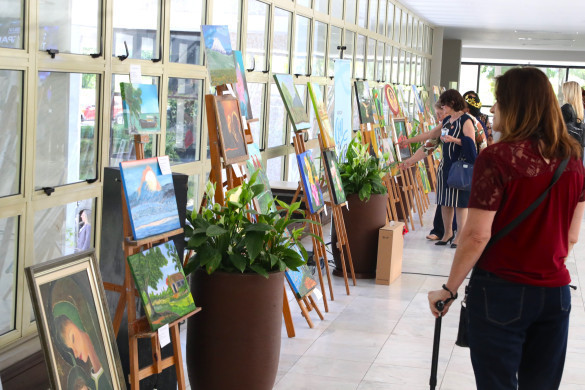 Exposição de pinturas de pessoas idosas ganha espaço na Assembleia, celebrando criatividade e inclusão