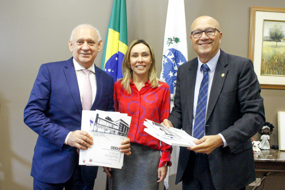 Traiano e Romanelli recebem da procuradora geral do Estado cadernos orientadores para administração pública