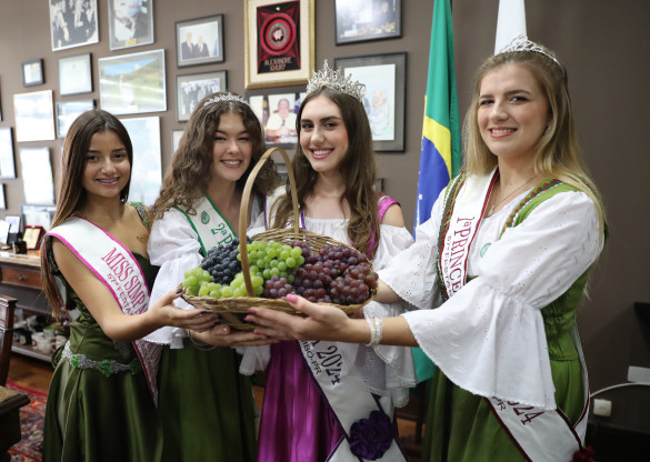 Assembleia recebe convite da tradicional Festa da Uva de Colombo