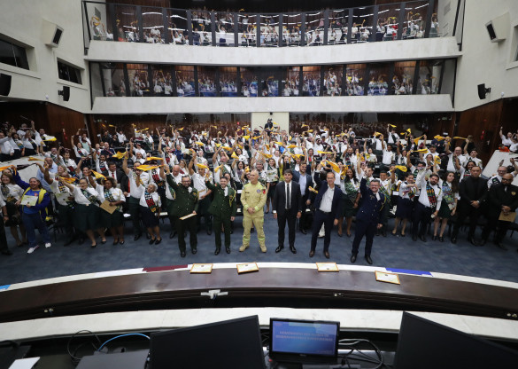 Clubes de Desbravadores e Aventureiros são homenageados em solenidade lotada na Assembleia