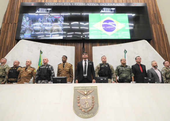 Assembleia homenageia destaques das forças de segurança do Paraná
