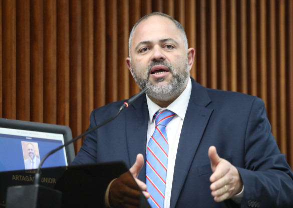 Deputado Artagão Júnior (PSD) cobra fim de sorteio aleatório de clínicas para exames de CNH e informa solução em andamento
