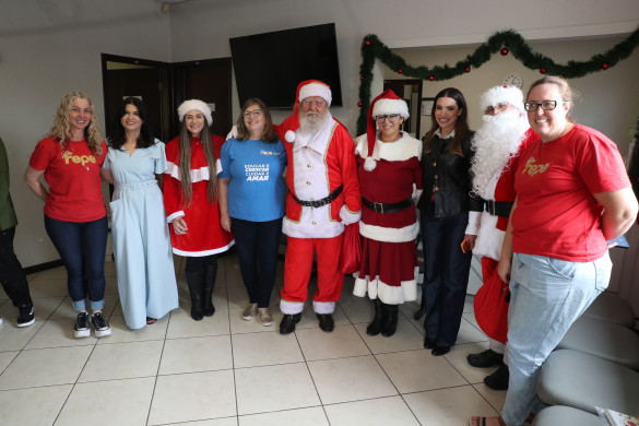Conselho de Ações Solidárias da Assembleia entrega presentes de Natal a alunos da Fepe e apoia ações solidárias em Curitiba