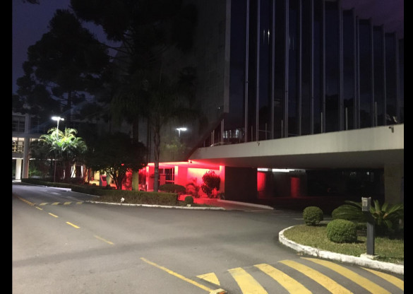 Assembleia fica com iluminação vermelha no Dia Internacional da Higiene Menstrual