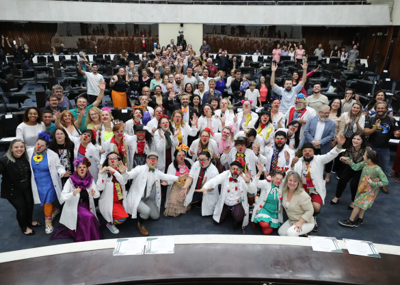 Emoção e bom humor marcam homenagem aos Especialistas da Alegria realizada na Assembleia Legislativa