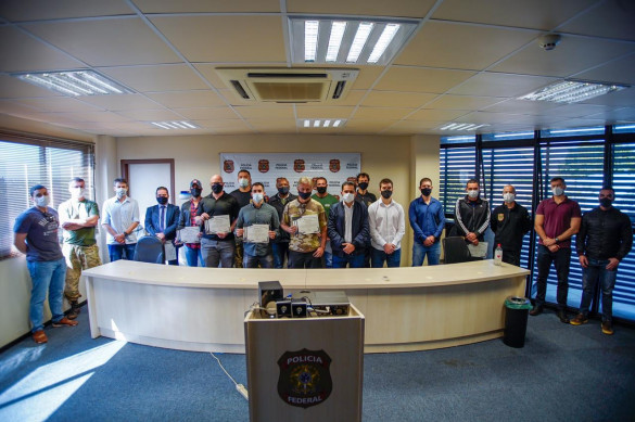 Deputado Marcio Pacheco homenageia policiais federais  por apreensão recorde de cocaína em Guaíra
