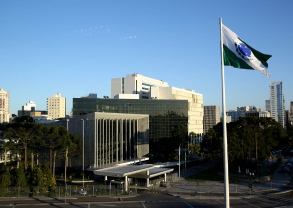 Há dois anos a Assembleia Legislativa do Paraná eliminava o uso de papel
