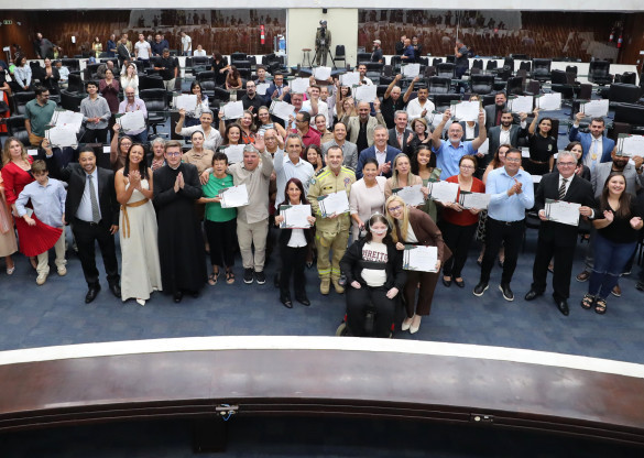 Assembleia homenageia a cidade de Colombo pelos seus 136 anos