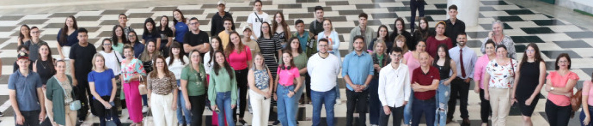 No primeiro dia de trabalho, estudantes e professores visitaram a sede do Ministério Público e a sede do Poder Executivo, o Palácio Iguaçu.