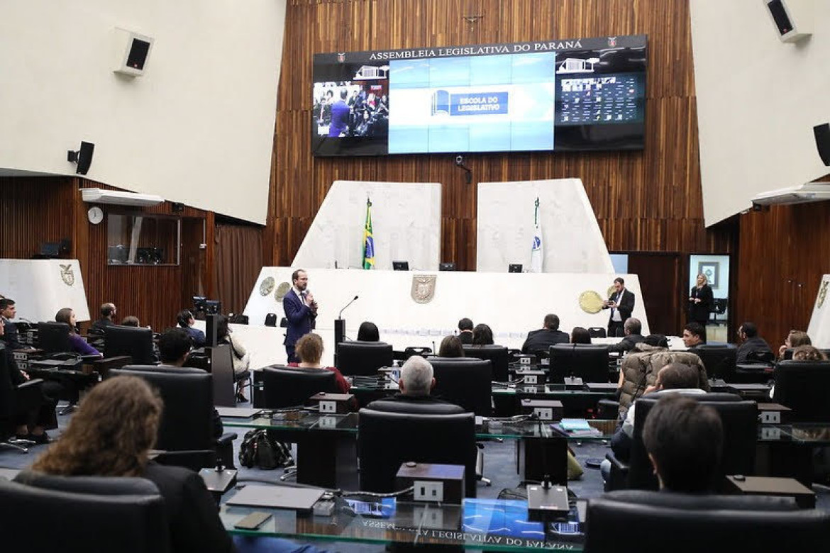 Inscritos no Parlamento Universitário participam de treinamento.