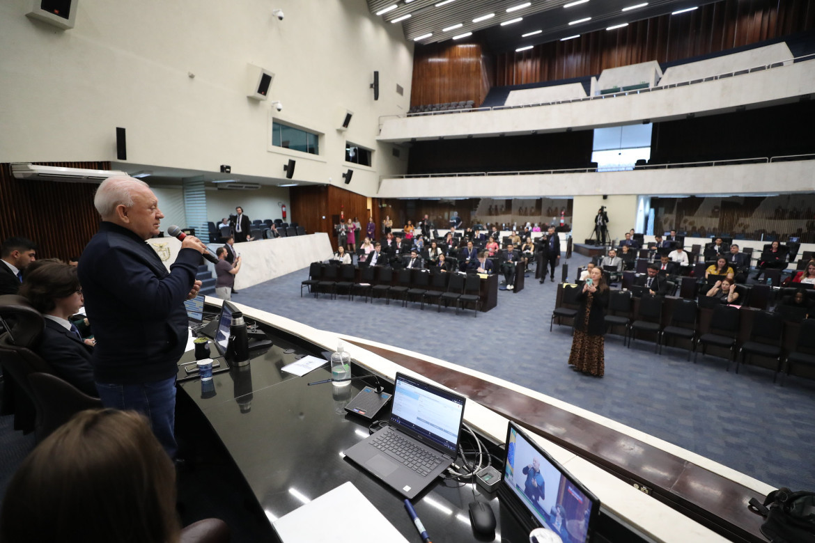 Parlamento Universitário serve para despertar os jovens para a vida pública e formar novas lideranças políticas, diz Traiano