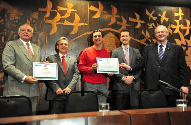 Paulo Roberto Hapner e Renato Mocellin recebem os certificados de participação pelas palestras ministradas nesta quarta-feira (26), no Plenarinho da A / Foto: Pedro de Oliveira Paulo Roberto Hapner e Renato Mocellin recebem os certificados de participação pelas palestras ministradas nesta quarta-feira (26), no Plenarinho da A / Foto: Pedro de Oliveira
