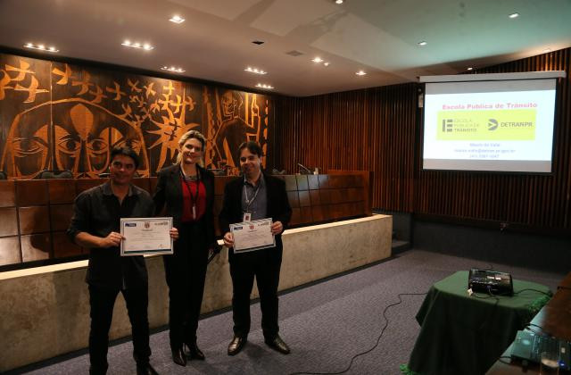 Francis Fontoura, coordenadora Administrativa da Escola do Legislativo, certificando os palestrantes, Mauro Valle e Marcio Ribas, do Detran Paraná / Foto: Orlando Kissner/Alep